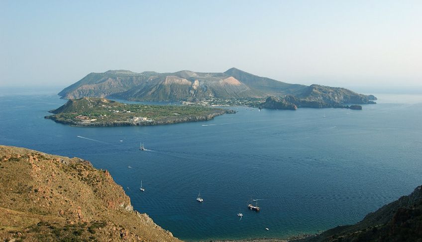 noleggio barca a vela eolie - crociera barca a vela sicilia